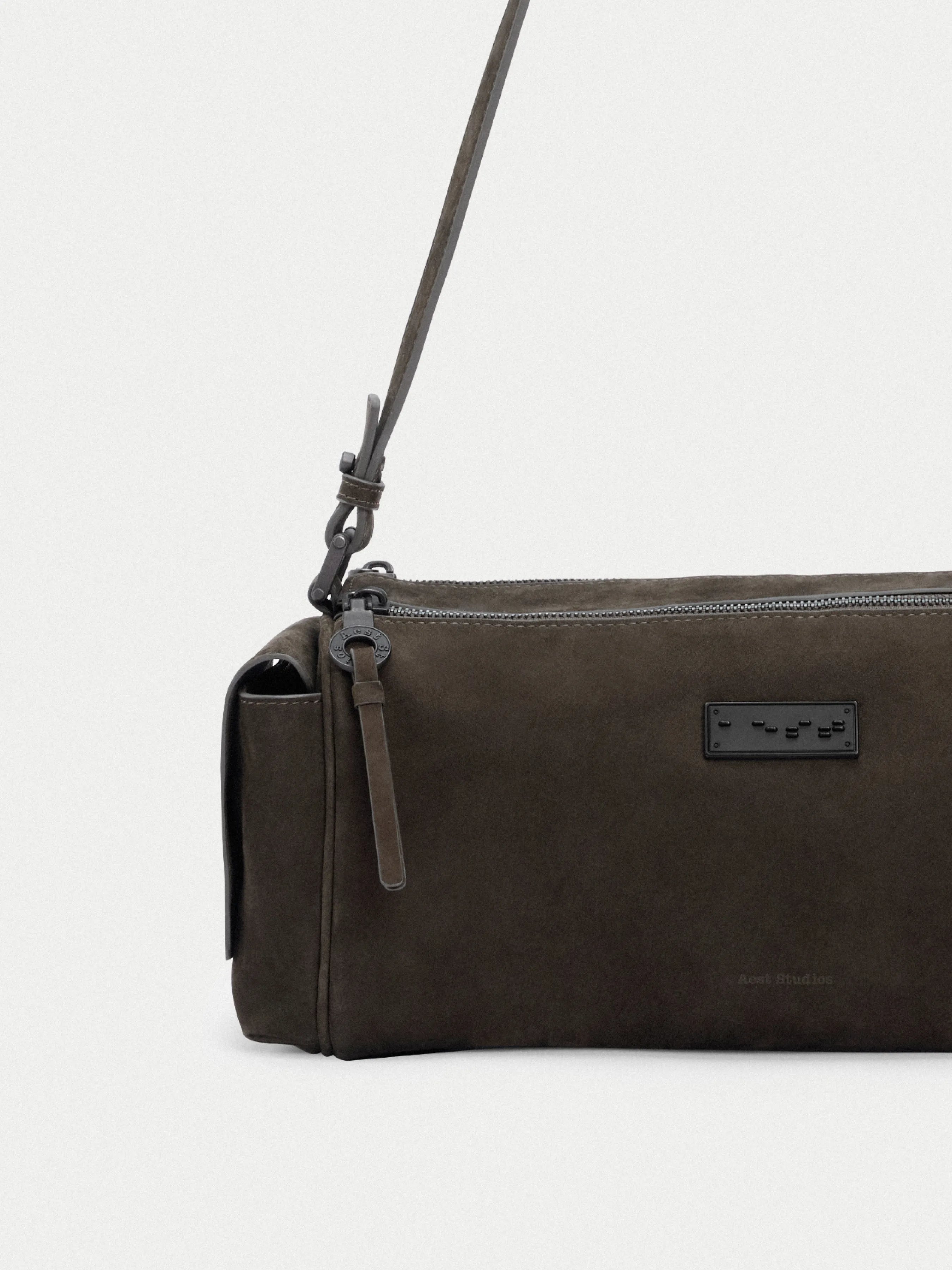 Capture Medium Sling Bag
