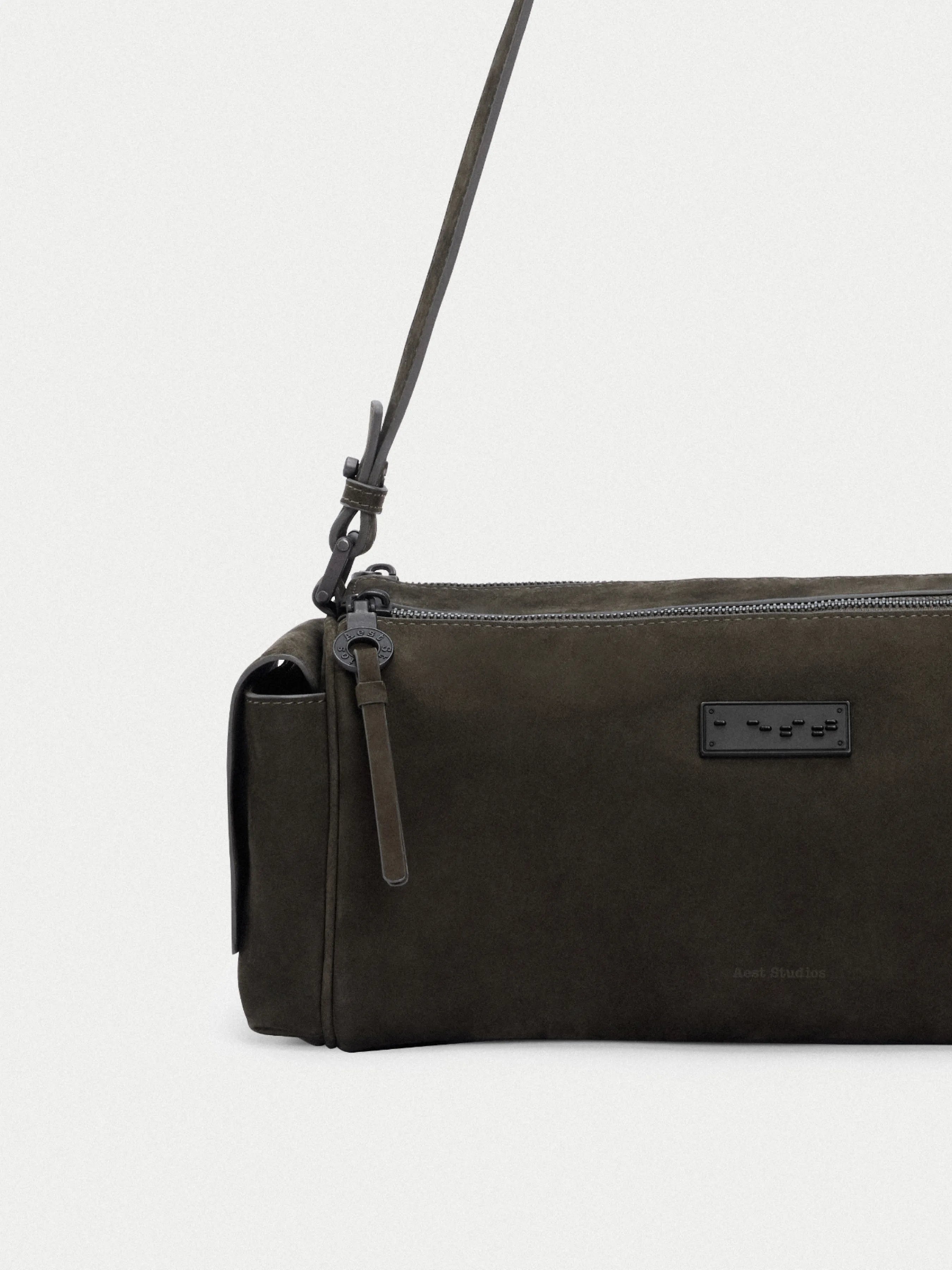 Capture Medium Sling Bag