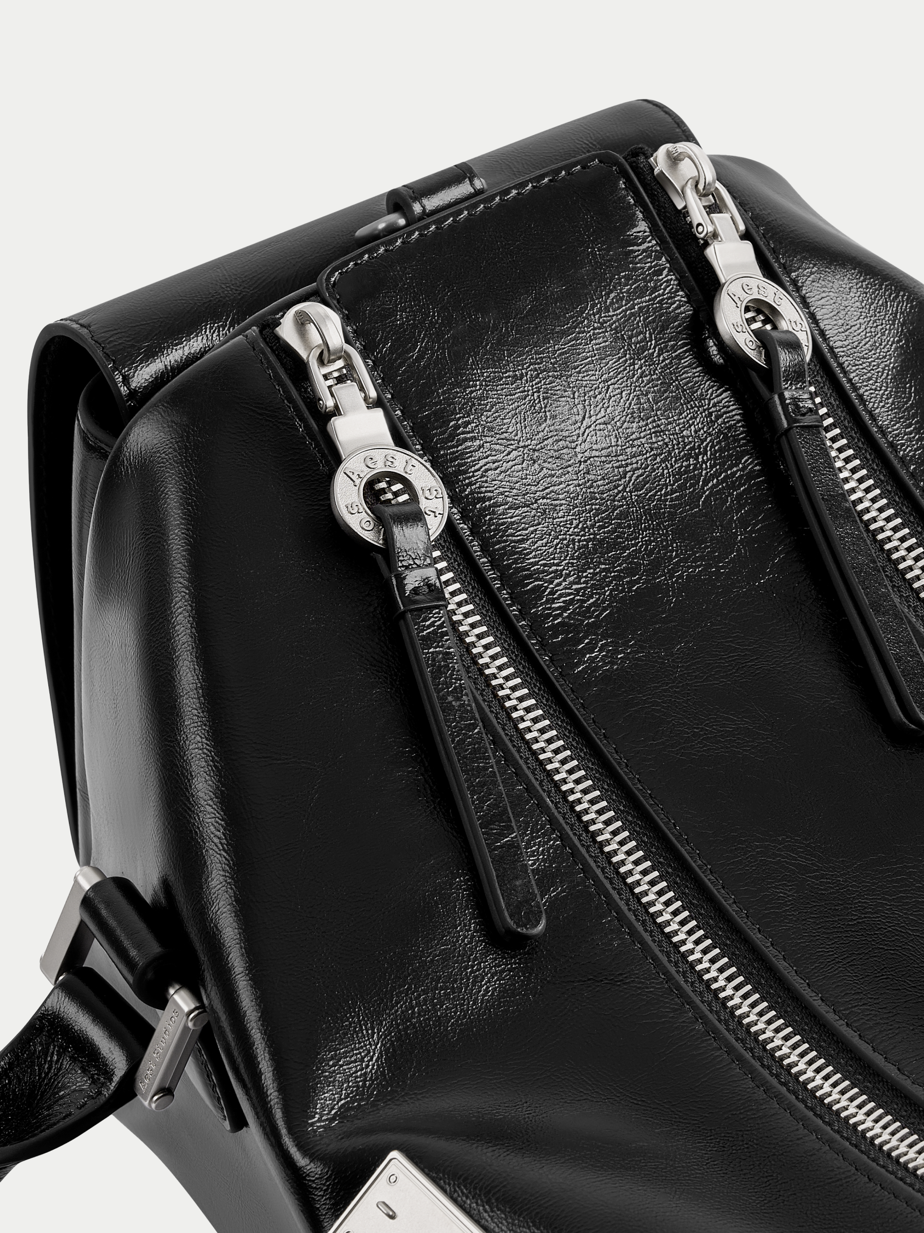 Capture Medium Sling Bag