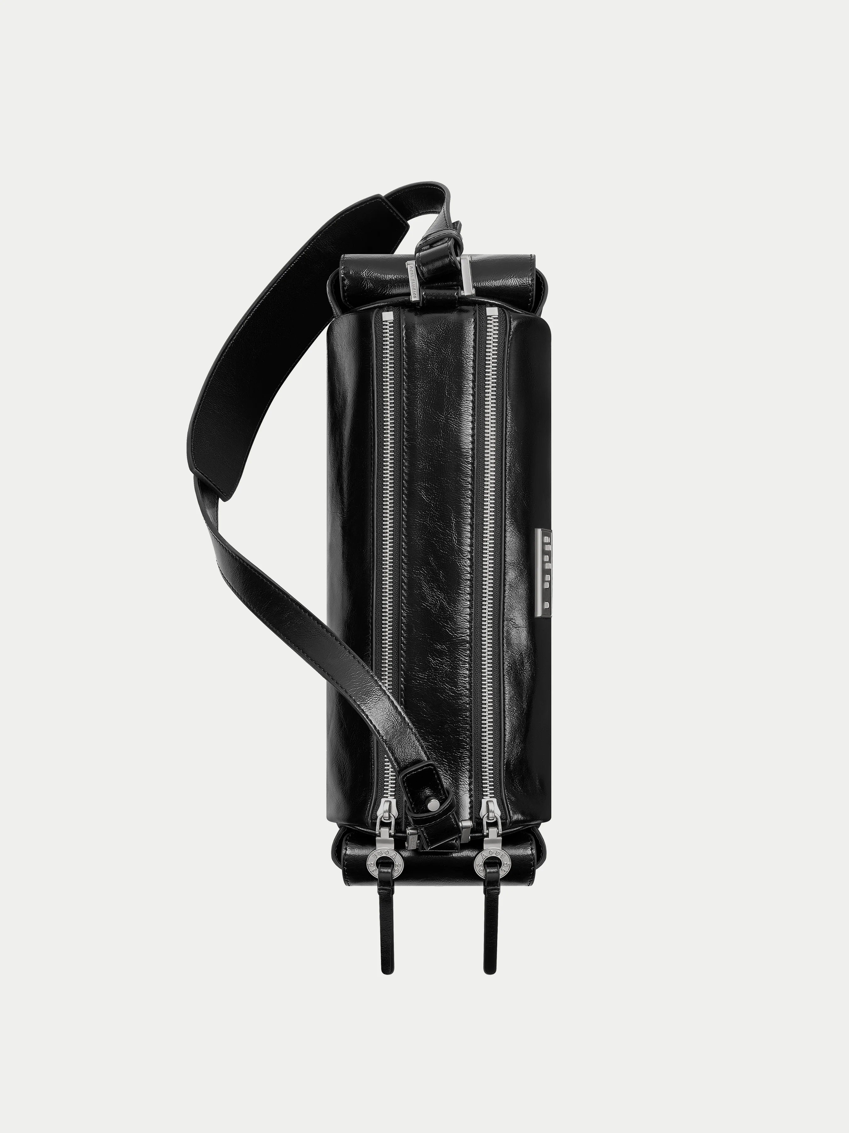 Capture Medium Sling Bag