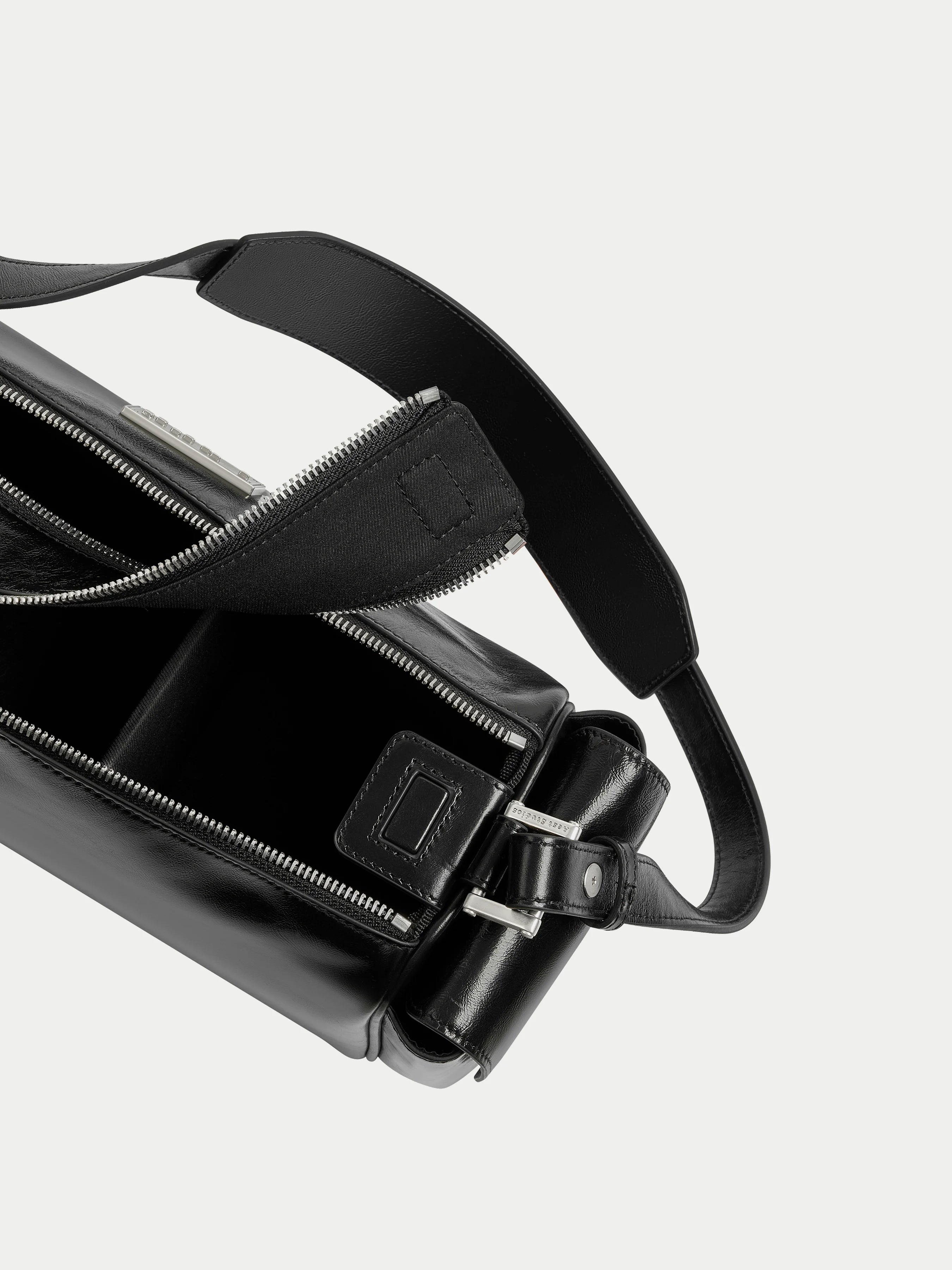 Capture Medium Sling Bag