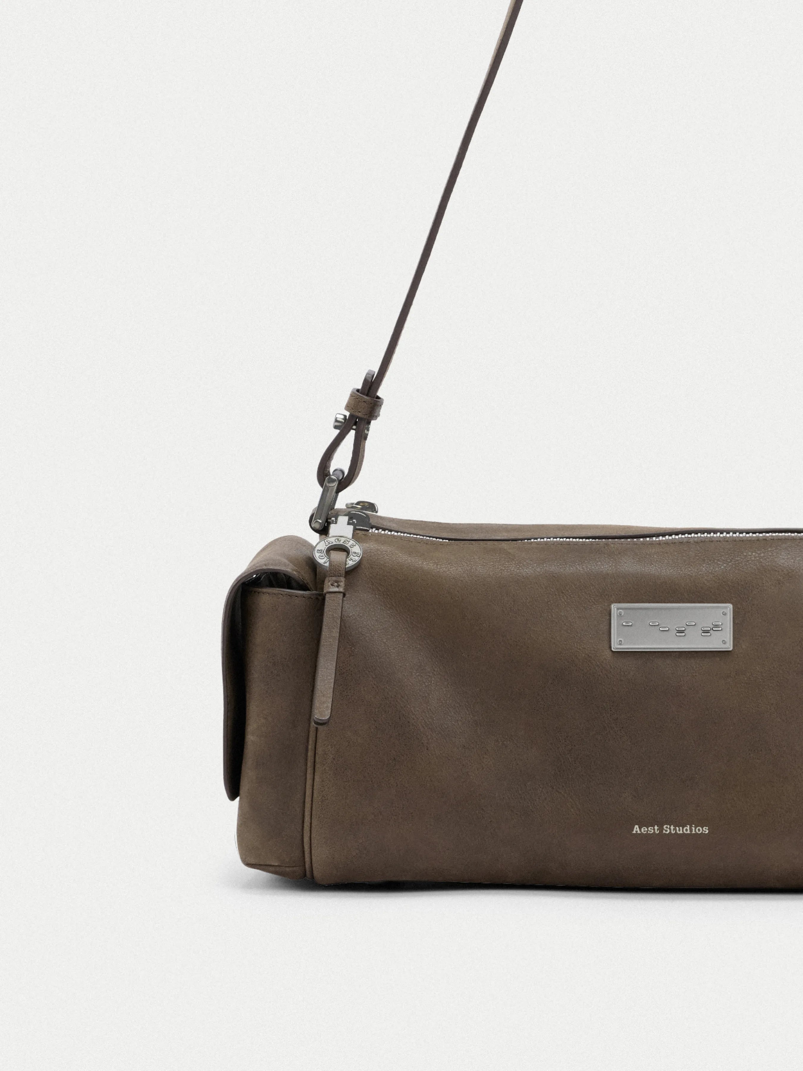 Capture Medium Sling Bag
